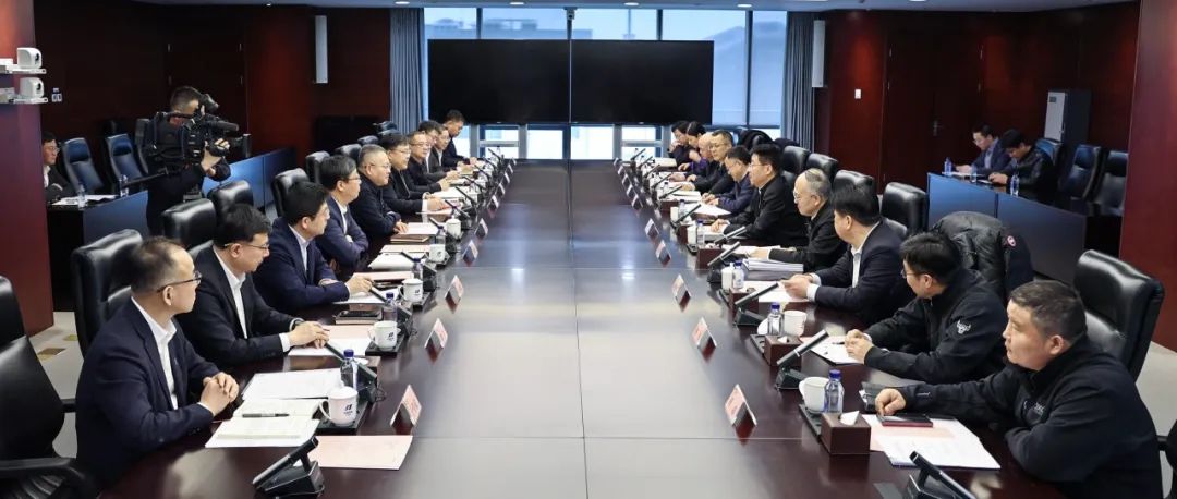 
<table>
<tr><td colspan="2"></td>
<td></td>
<td></td>
<td rowspan="2"></td>
</tr>
<tr><td colspan="4"></td>
</tr>
<tr><td colspan="5">1和电I.</td>
</tr>
<tr><td></td>
<td colspan="3"></td>
<td></td>
</tr>
</table>
