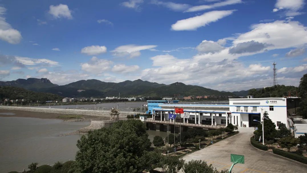 <p>中国电</p>
<p>告</p>
