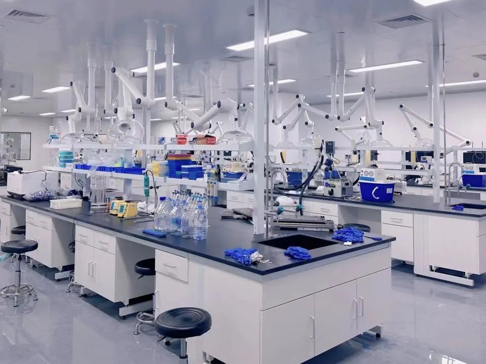 
<table>
<tr><td colspan="4">4山</td>
<td colspan="2"></td>
<td></td>
</tr>
<tr><td></td>
<td></td>
<td></td>
<td></td>
<td></td>
<td></td>
<td></td>
</tr>
<tr><td></td>
<td></td>
<td></td>
<td colspan="2"></td>
<td rowspan="2" colspan="2"></td>
</tr>
<tr><td colspan="5">P</td>
</tr>
</table>
