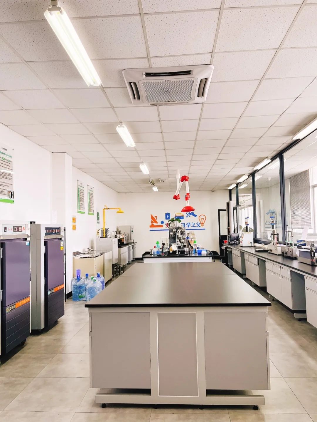 <p>美科学之父</p>
<p>E</p>
