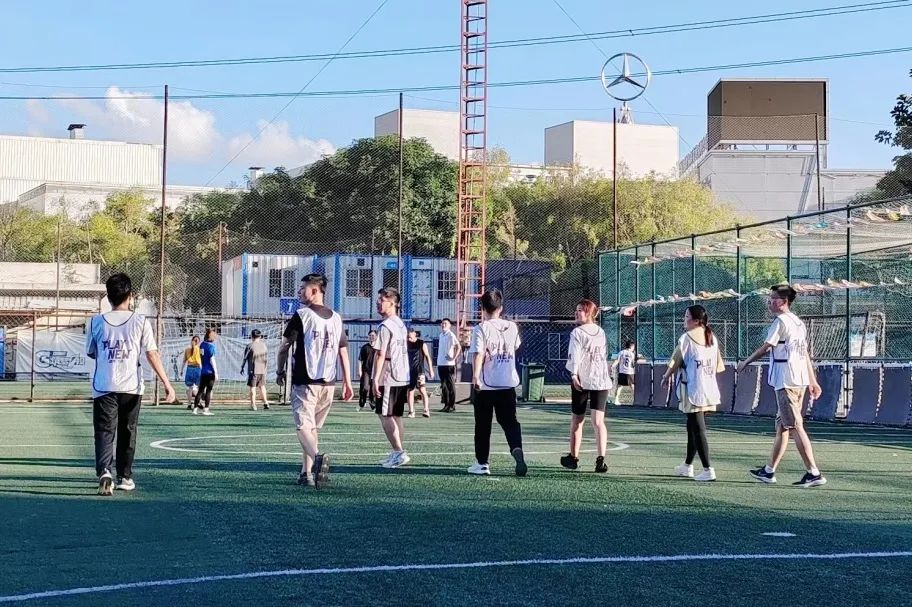 
<table>
<tr><td colspan="2"></td>
<td colspan="2"></td>
</tr>
<tr><td></td>
<td></td>
<td colspan="2"></td>
</tr>
<tr><td></td>
<td colspan="2">S1</td>
<td>饼药</td>
</tr>
<tr><td colspan="4">日、乐 家 人S服店 生J I \' 了》 M A</td>
</tr>
<tr><td></td>
<td colspan="3">正 LN I</td>
</tr>
<tr><td></td>
<td colspan="3"></td>
</tr>
</table>
