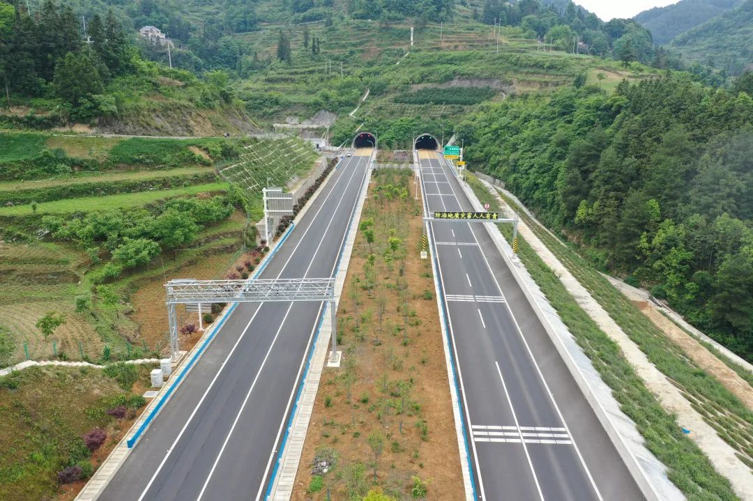 <p>防治地质灾大人人有十市</p>
<p>一</p>
<p> 7</p>