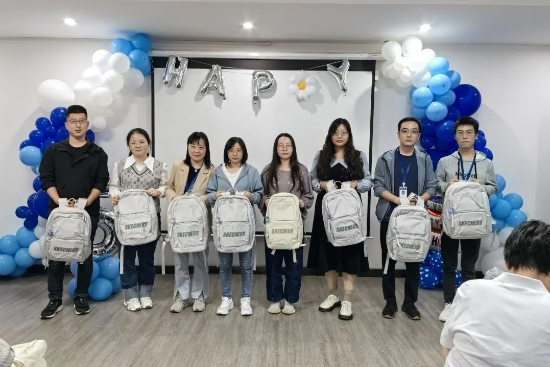 <p>SKECHERS</p>
<p>SKECHERSI SMECHERS</p>
