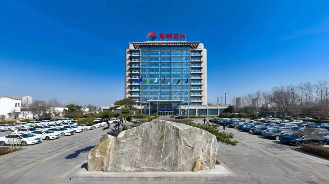 <p>东明石化</p>
<table>
<tr><td colspan="3">i</td>
</tr>
<tr><td colspan="3">仙U正</td>
</tr>
<tr><td></td>
<td>1 T</td>
<td></td>
</tr>
<tr><td colspan="2">面事</td>
<td></td>
</tr>
</table>