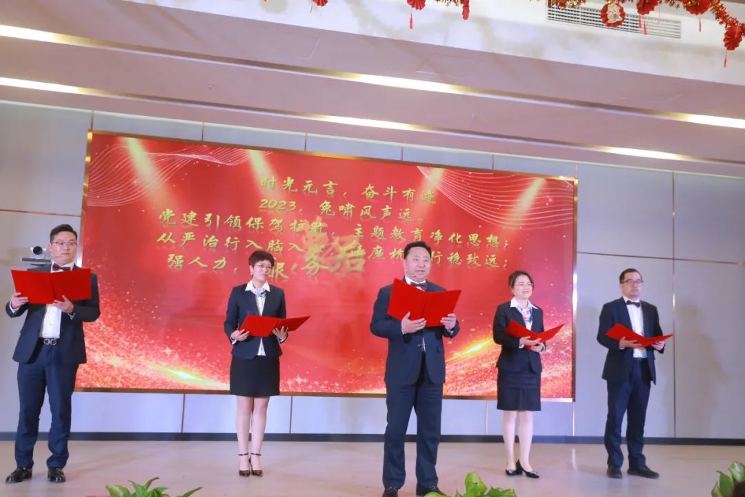 <p>4</p>
<p>光无吉。 各牛有</p>
<p>步建引领保驾胡力2023兔啸风声远,</p>
<p>强人力长严治行入路入应林题教育净化思行稳致远</p>
