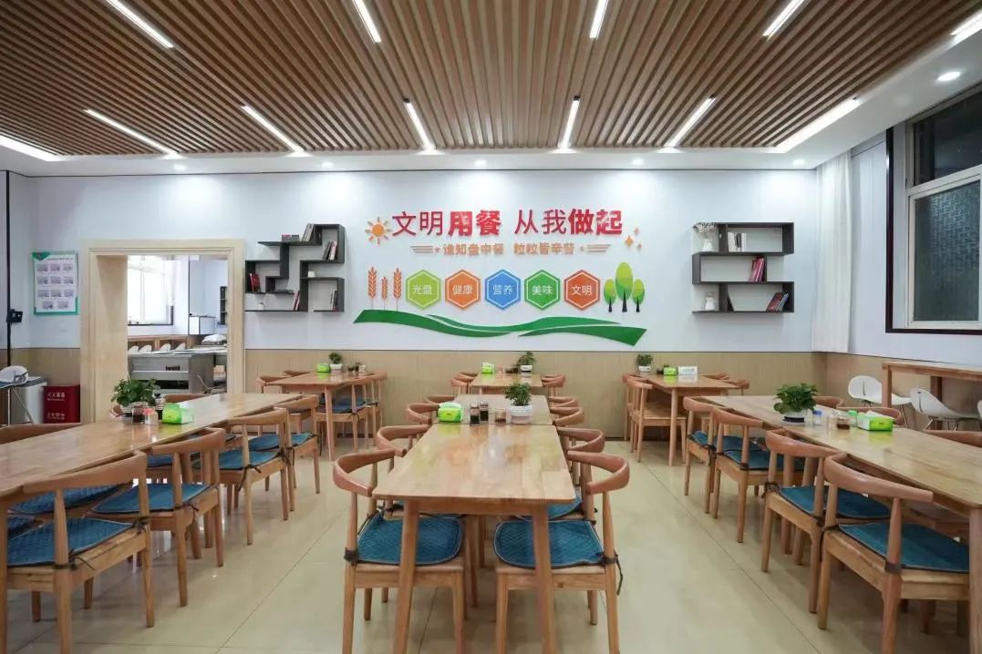 <p>文明用餐从我做起</p>
<p>+谁知盘中餐粒粒皆辛普</p>
<p>In光盘l健康营养美味文明</p>
<p>四州通道</p>
<p>F</p>
