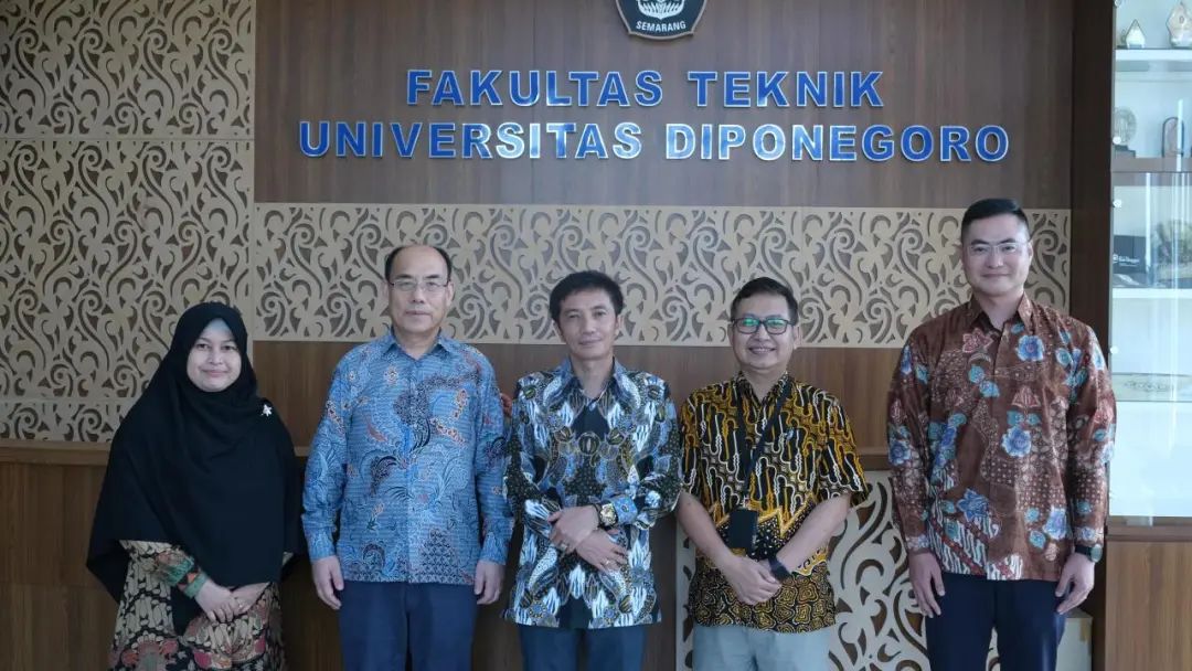 <p>7</p>
<p>SEMARANG</p>
<p>i</p>

<table>
<tr><td colspan="2">FAKULTAS TEKNIK</td>
<td colspan="2"></td>
</tr>
<tr><td></td>
<td colspan="3">TAS DIP NEGORO</td>
</tr>
<tr><td colspan="2"></td>
<td></td>
<td></td>
</tr>
<tr><td colspan="3">(P P P (C((C局 P PP P1 S 7(& 1 BRSsn</td>
<td></td>
</tr>
</table>
