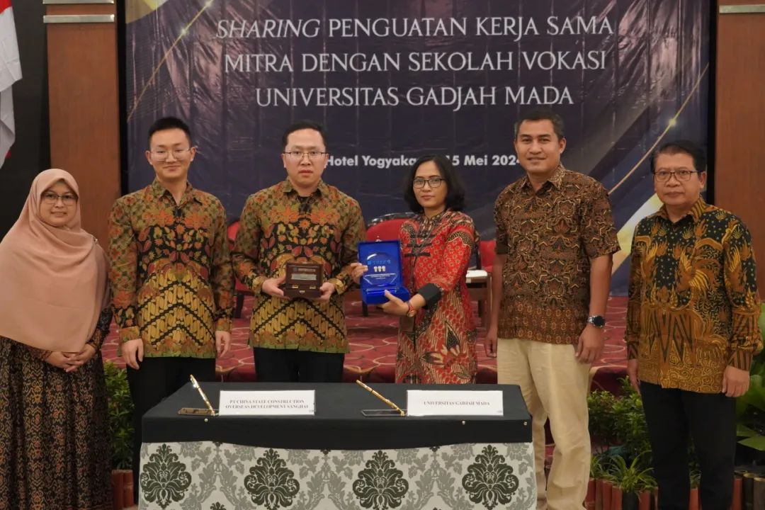 <p>SHARING PENGUATAN KERJA SAMA</p>
<p>MITRA DENGAN SEKOL AHIVOKASI</p>
<p>UNIVERSITAS GADJAH MADA</p>
<p>" 公Hotel Yogyako . "5 Mei 202</p>
<p>OEREOEEORO! SHFRH AD M</p>
